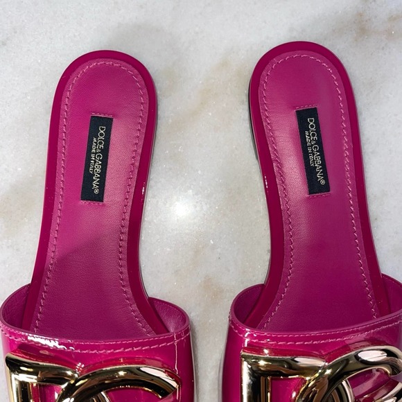 Dolce & Gabbana Patent leather slides with DG logo In Fuchsia - Picture 8 of 11